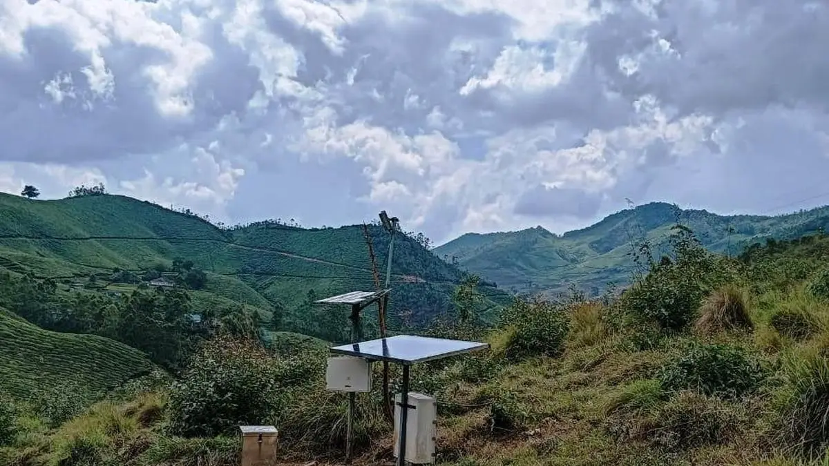 പഴയ മൂന്നാറിൽ മലഞ്ചെരിവ് പിളർന്നു; കനത്ത മഴയിൽ മലയിടിച്ചിൽ ഭീഷണി, ജനങ്ങൾ ആശങ്കയിൽ