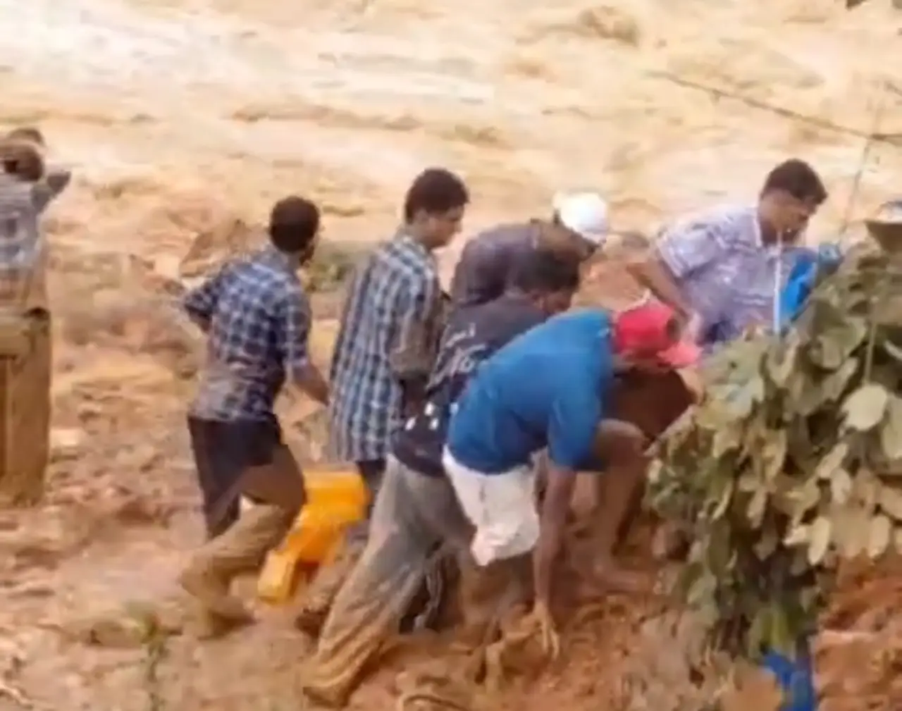 കള്ളാടി തുരങ്കപാത മണ്ണിടിച്ചില് : മരണം 5 ആയി, 7 പേരെ കാണാതായി. നാളെ വയനാട്ടില് വിദ്യാഭ്യാസ സ്ഥാപനങ്ങള്ക്ക് അവധി