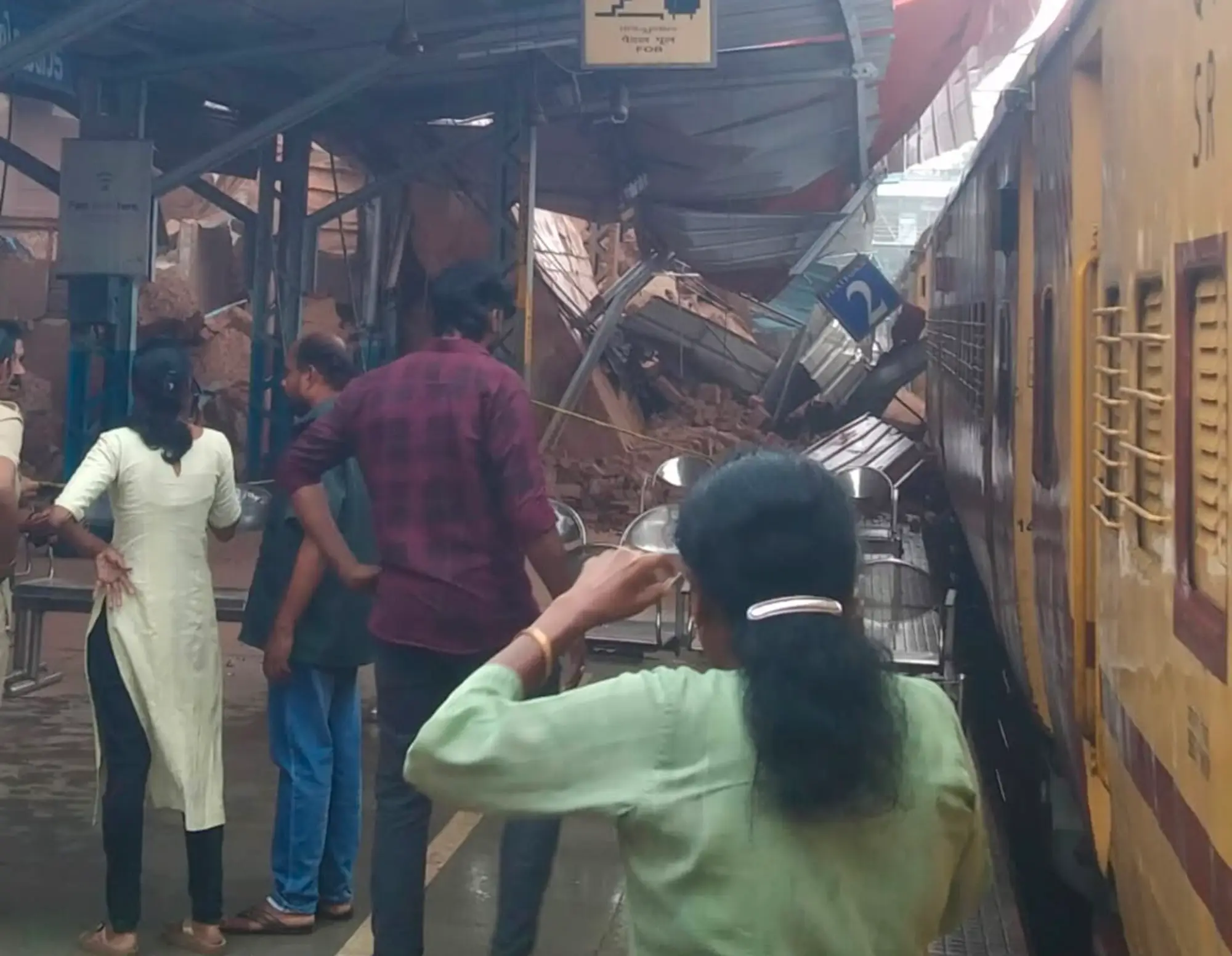 കനത്ത മഴ; കോഴിക്കോട് റെയിൽവേ സ്റ്റേഷനിൽ പഴയ കെട്ടിടം തകർന്നു വീണു; ആളപായമില്ല