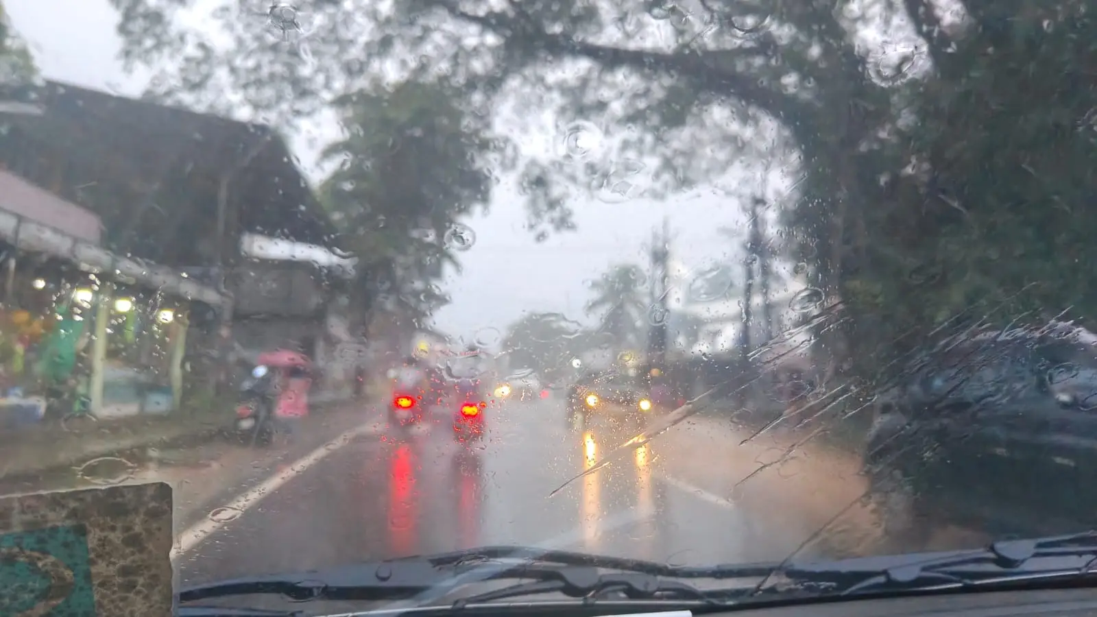 കേരളത്തിൽ കാറ്റ് കനക്കുന്നു, മഴ പിന്നിൽ; കാലവർഷം ആശങ്കയാകുന്നു
