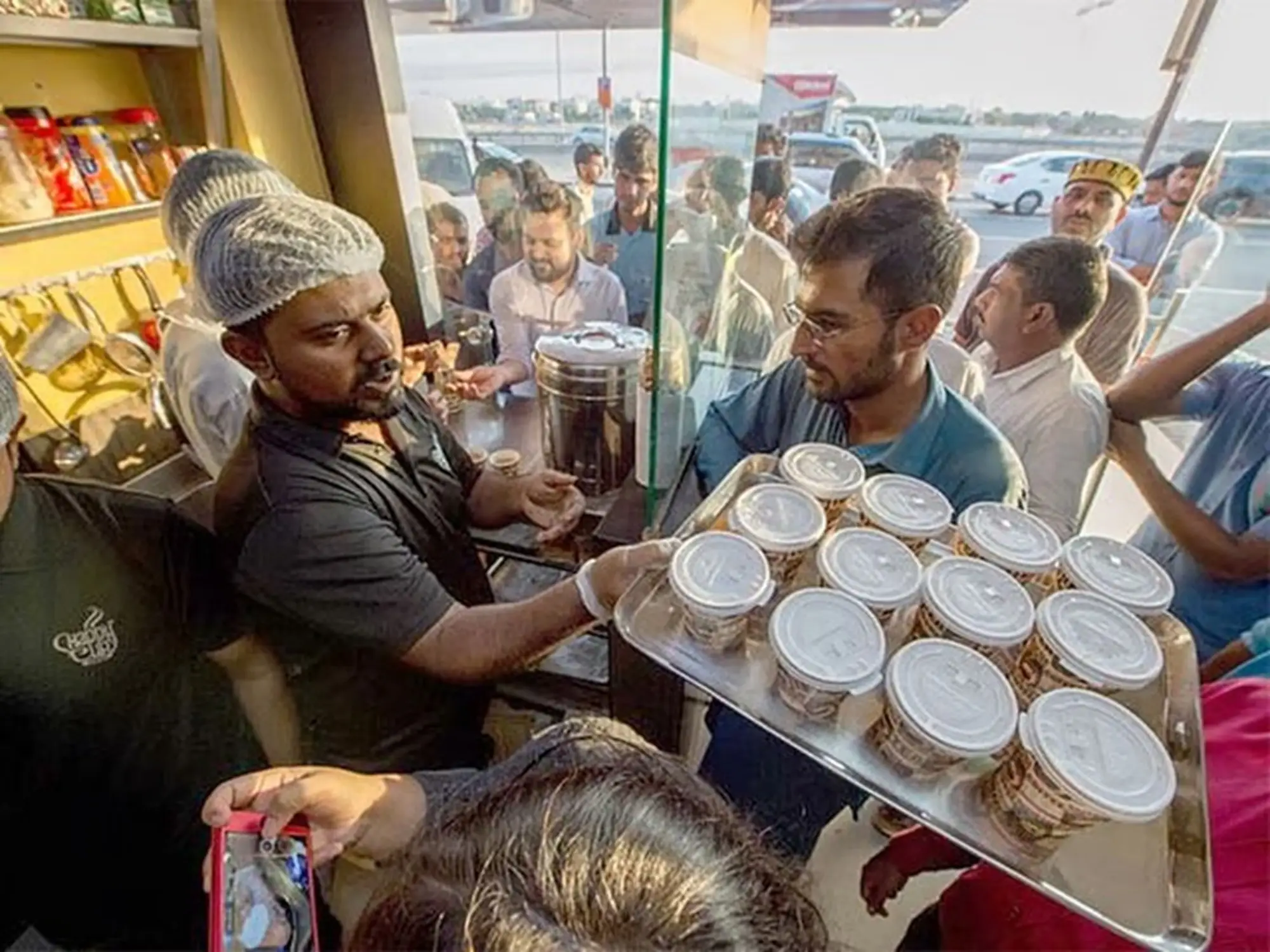 45 ഡിഗ്രി ചൂടിലും കറക്ക് ചായയ്ക്ക് നീണ്ട ക്യൂ; യുഎഇയിലെ ഈ ശീലം എന്തുകൊണ്ട്?