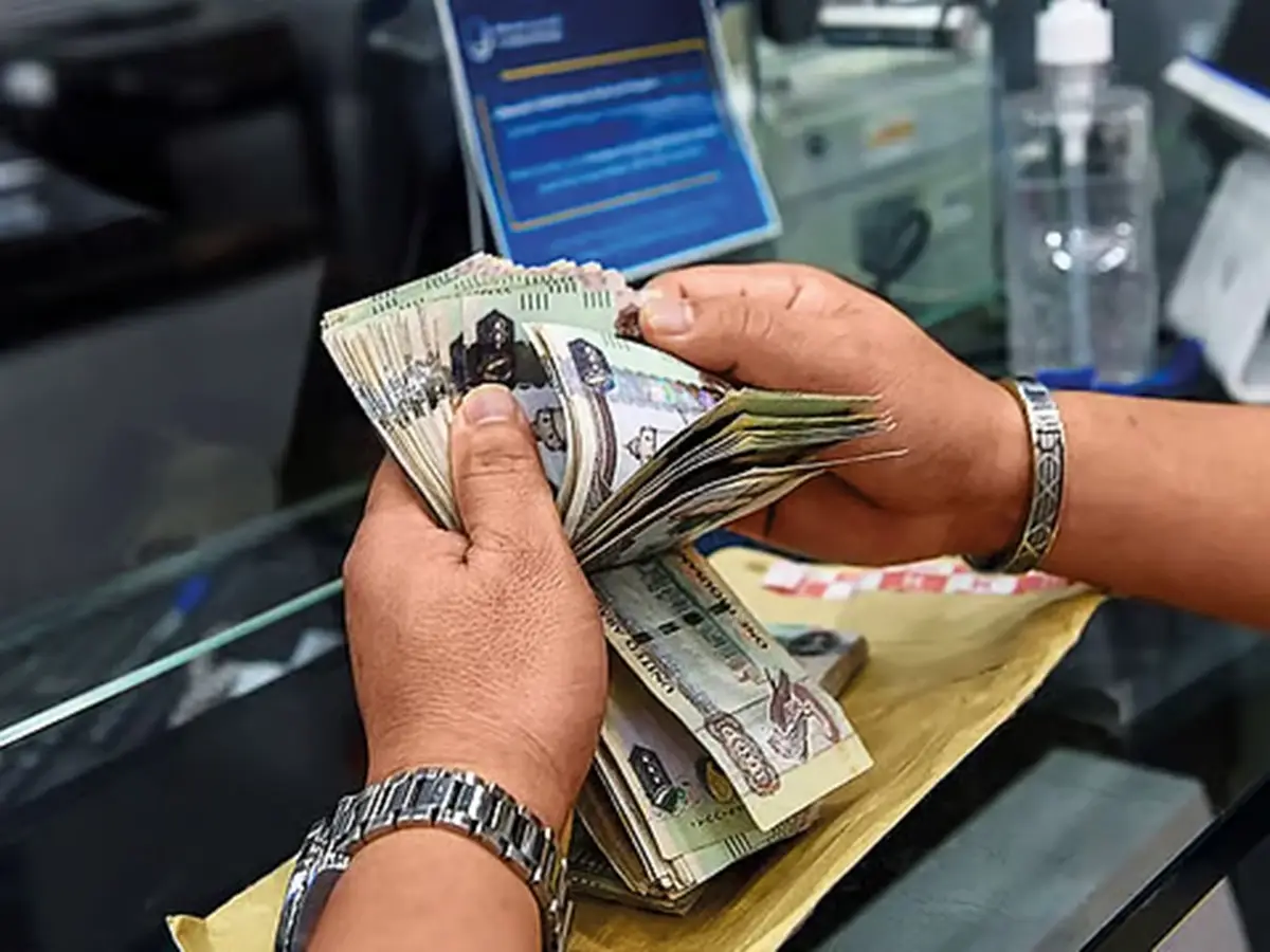നാട്ടിലേക്ക് പണമയക്കാൻ യുഎഇ പ്രവാസികളുടെ വൻതിരക്ക്, കാരണമിതാണ്