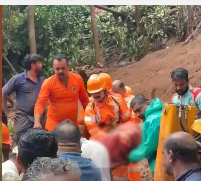 സംസ്ഥാനത്ത് മഴക്കെടുതി രൂക്ഷം; പത്തനംതിട്ടയിൽ ഉരുൾപൊട്ടൽ, ഇടുക്കിയിലും കോട്ടയത്തും വ്യാപക മണ്ണിടിച്ചിലും വെള്ളപ്പൊക്കവും