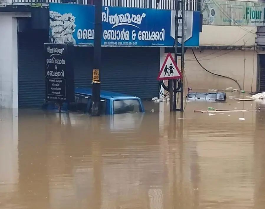 കേരളത്തിൽ മഴക്കെടുതി ശക്തം; റോഡുകൾ വെള്ളത്തിനടിയിൽ, ഗതാഗതം താറുമാറായി