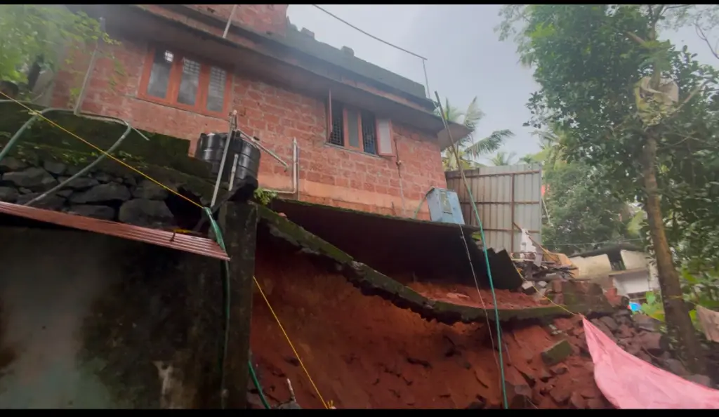 ഇന്ന് 12 ജില്ലകളിൽ ഓറഞ്ച് അലർട്ട്, 10 ജില്ലകളിൽ അവധി, മുഖ്യമന്ത്രി പ്രളയ മേഖലകൾ സന്ദർശിക്കും
