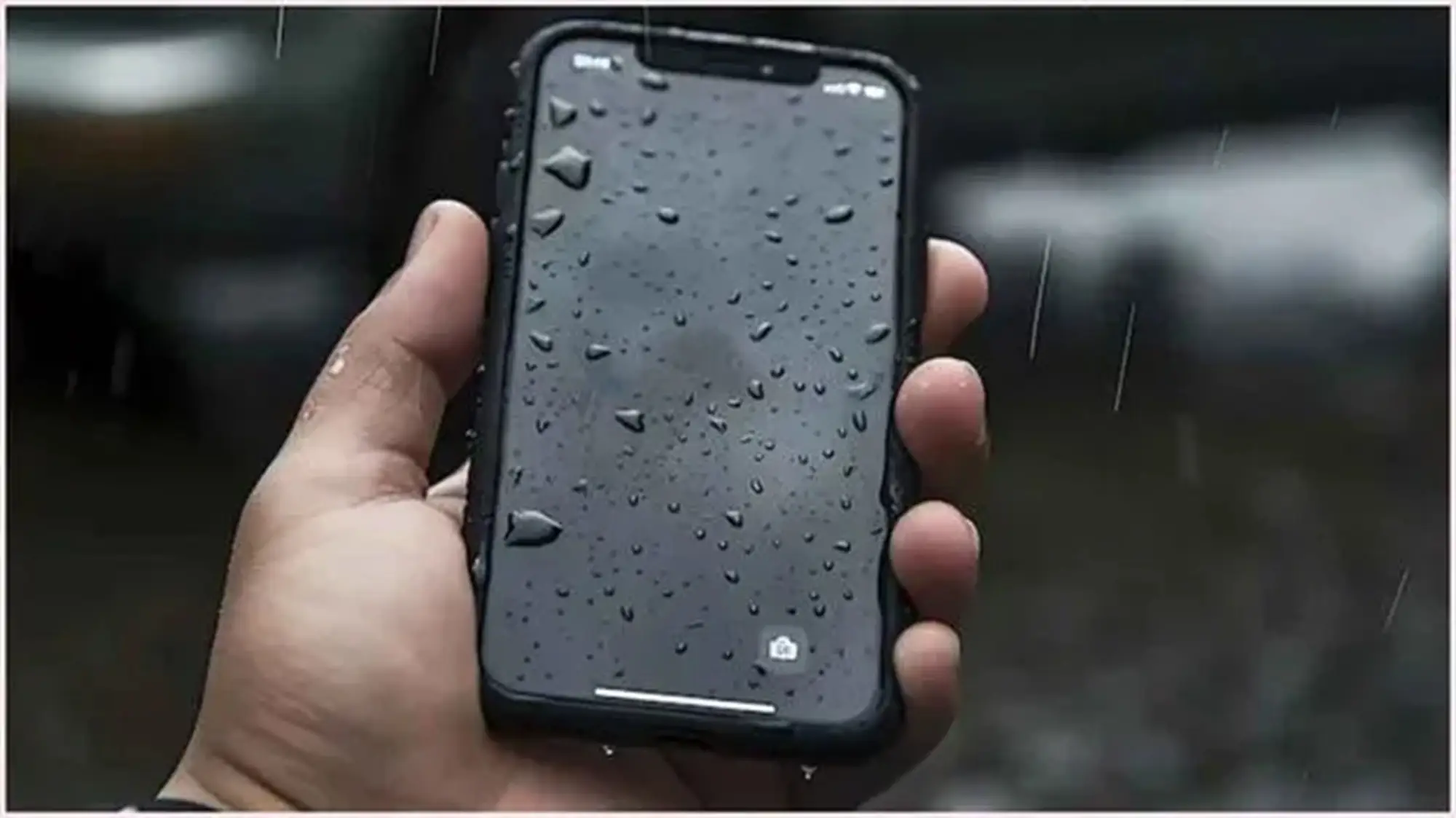 മഴയിൽ ഫോൺ നനഞ്ഞാൽ പരിഭ്രാന്തരാകേണ്ട; ഈ കാര്യങ്ങൾ ശ്രദ്ധിച്ചാൽ ഫോൺ സംരക്ഷിക്കാം