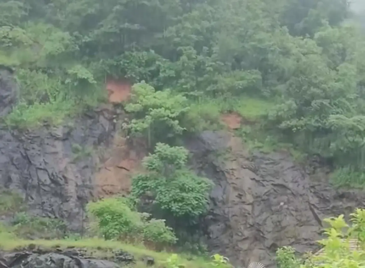 കനത്ത മഴ; കുതിരാൻ തുരങ്കത്തിന്റെ പടിഞ്ഞാറൻ ഭാഗത്ത് മണ്ണിടിച്ചിൽ