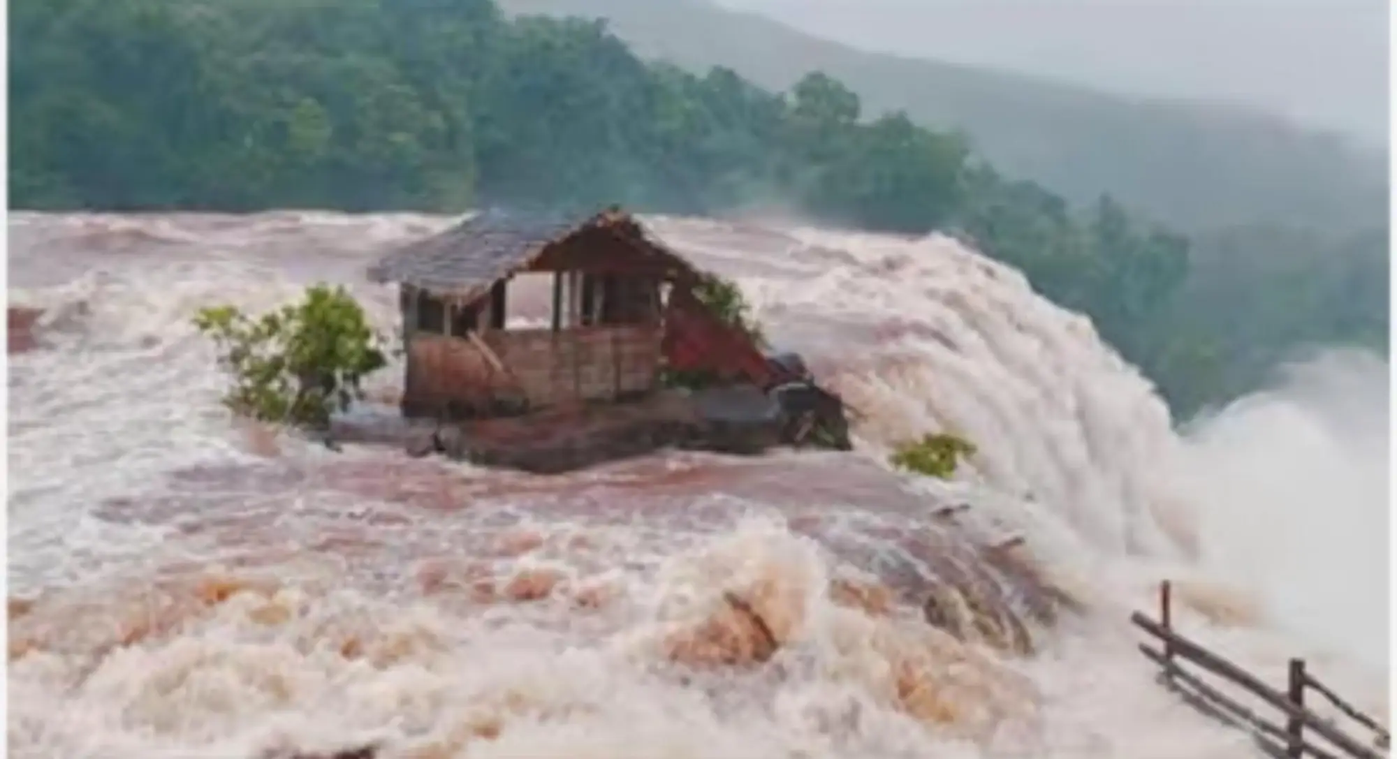 പ്രളയത്തെയും കാറ്റിനെയും അതിജീവിച്ച് അതിരപ്പിള്ളിയിലെ കാവൽമാടം, കൗതുകക്കാഴ്ച
