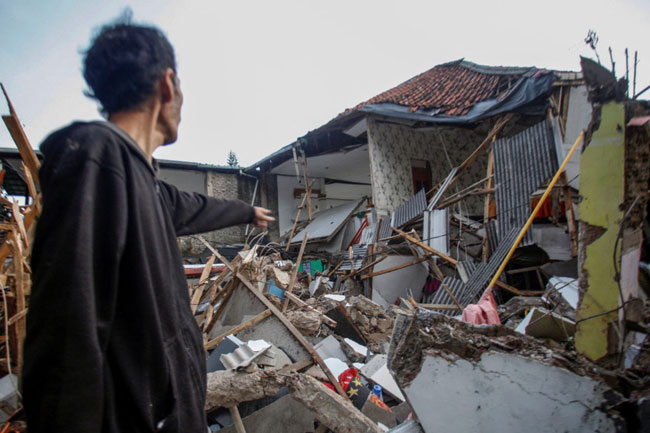 Earthquake damages houses